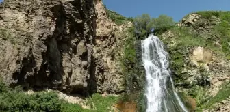 Susuz Şelalesi Yağışlarla Daha Gür Akıyor