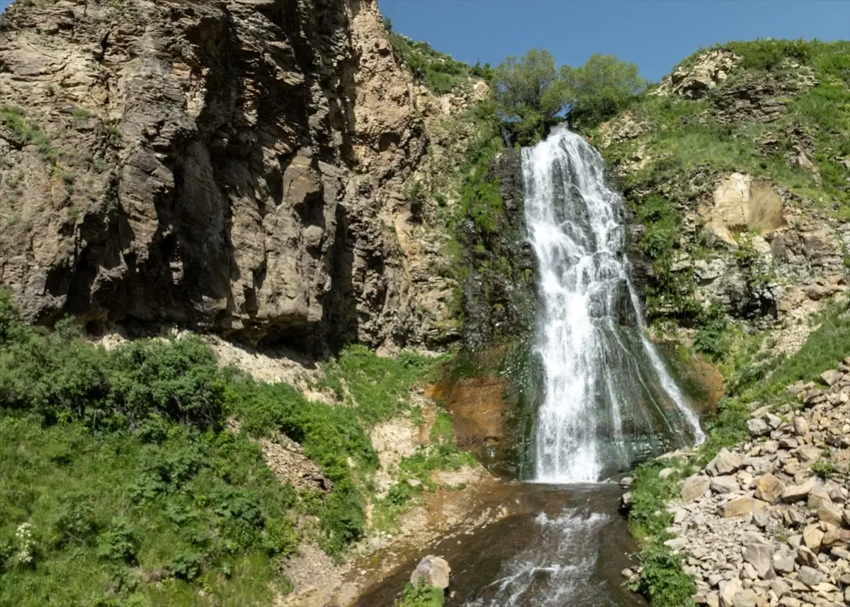 Susuz Şelalesi Yağışlarla Daha Gür Akıyor