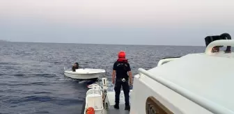 Kaş açıklarında sürüklenen tekne kurtarıldı