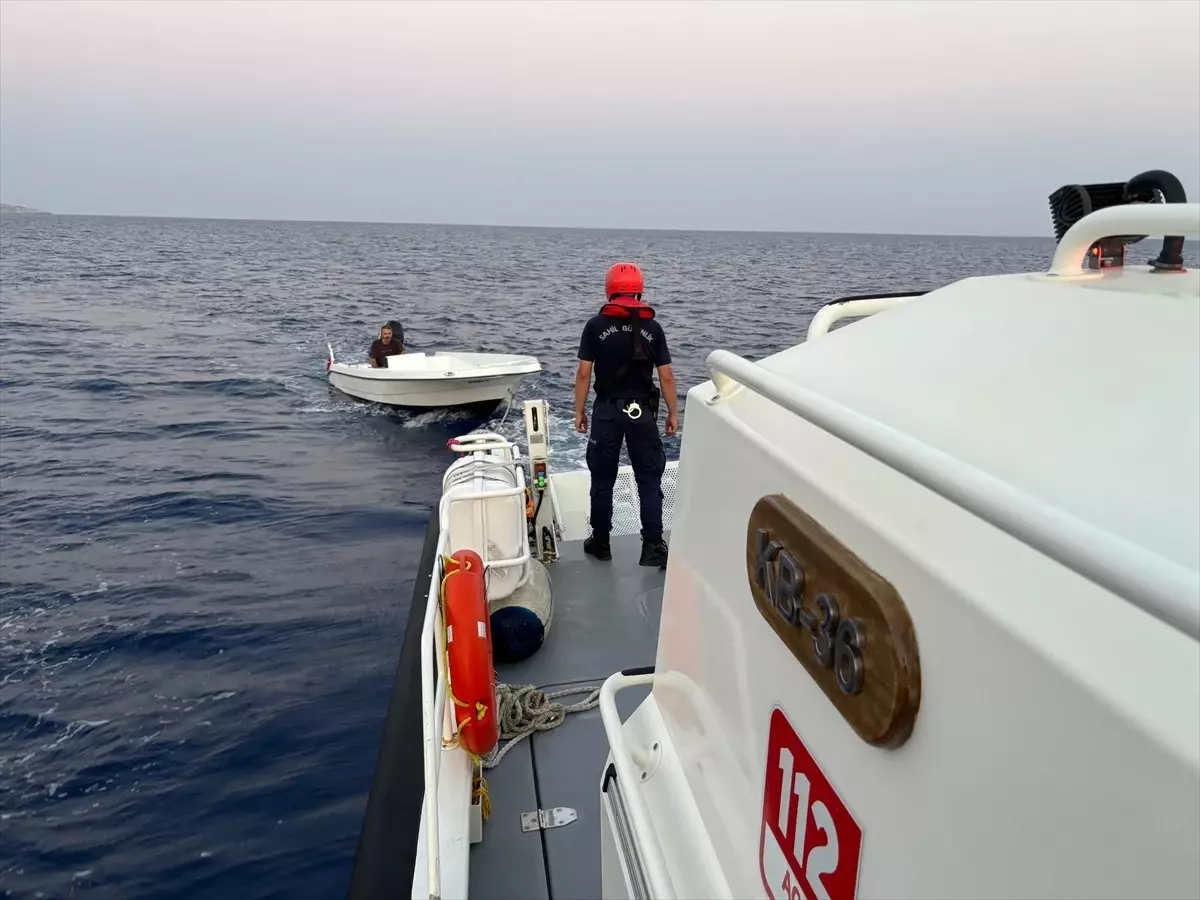 Kaş açıklarında sürüklenen tekne kurtarıldı