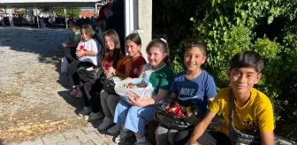 Kaş'ta 100 Yıllık Şeker Dağıtma Geleneği Canlı Tutuluyor