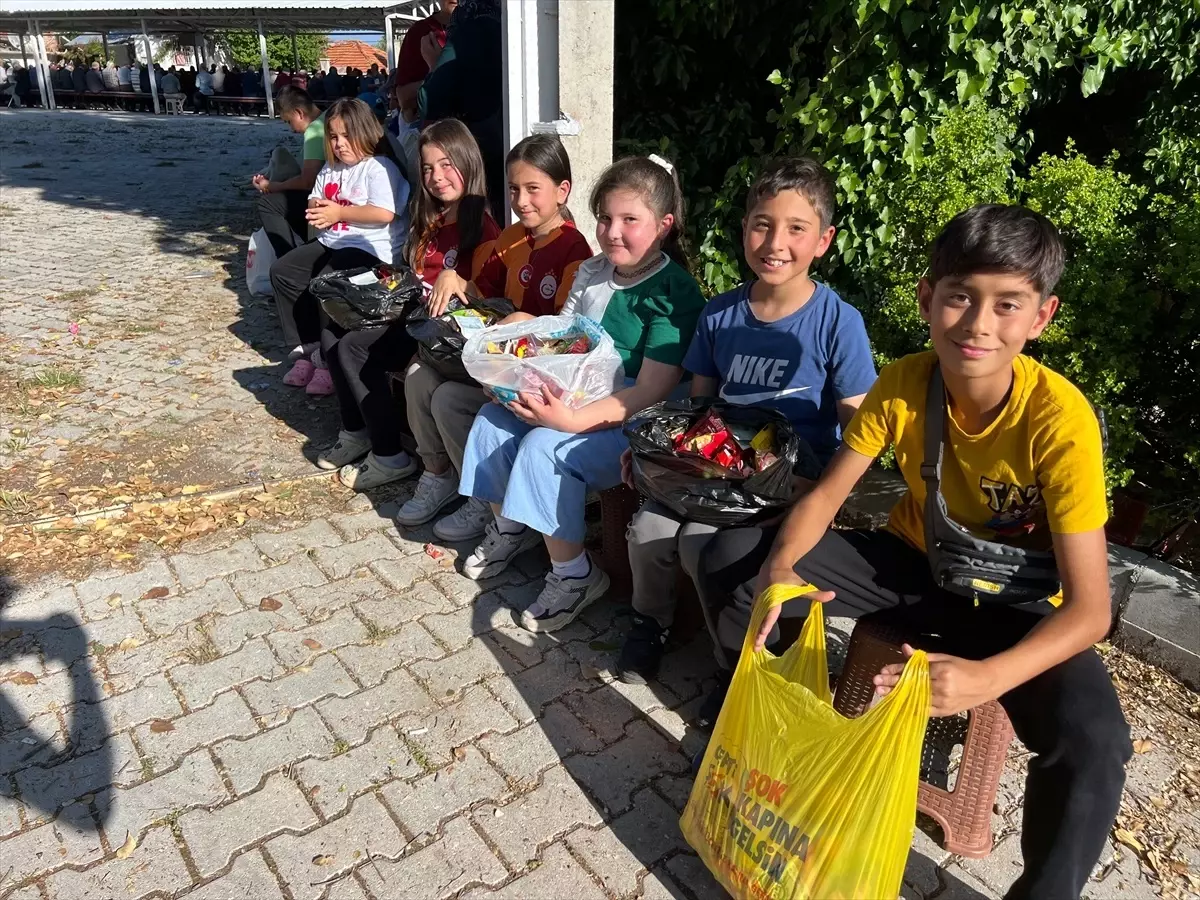 Kaş'ta 100 Yıllık Şeker Dağıtma Geleneği Canlı Tutuluyor