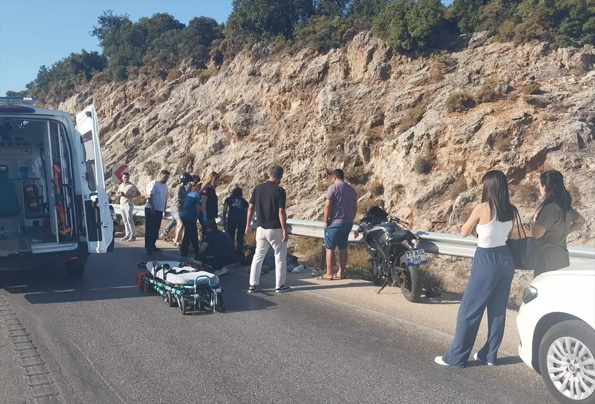 Antalya'da Motosiklet Kazası: 2 Yaralı