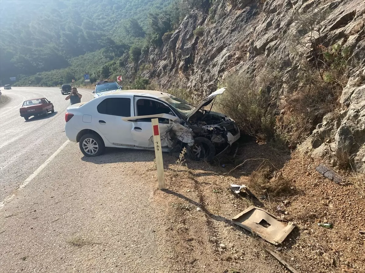 Kaş'ta Otomobil Kazası: İki Yaralı