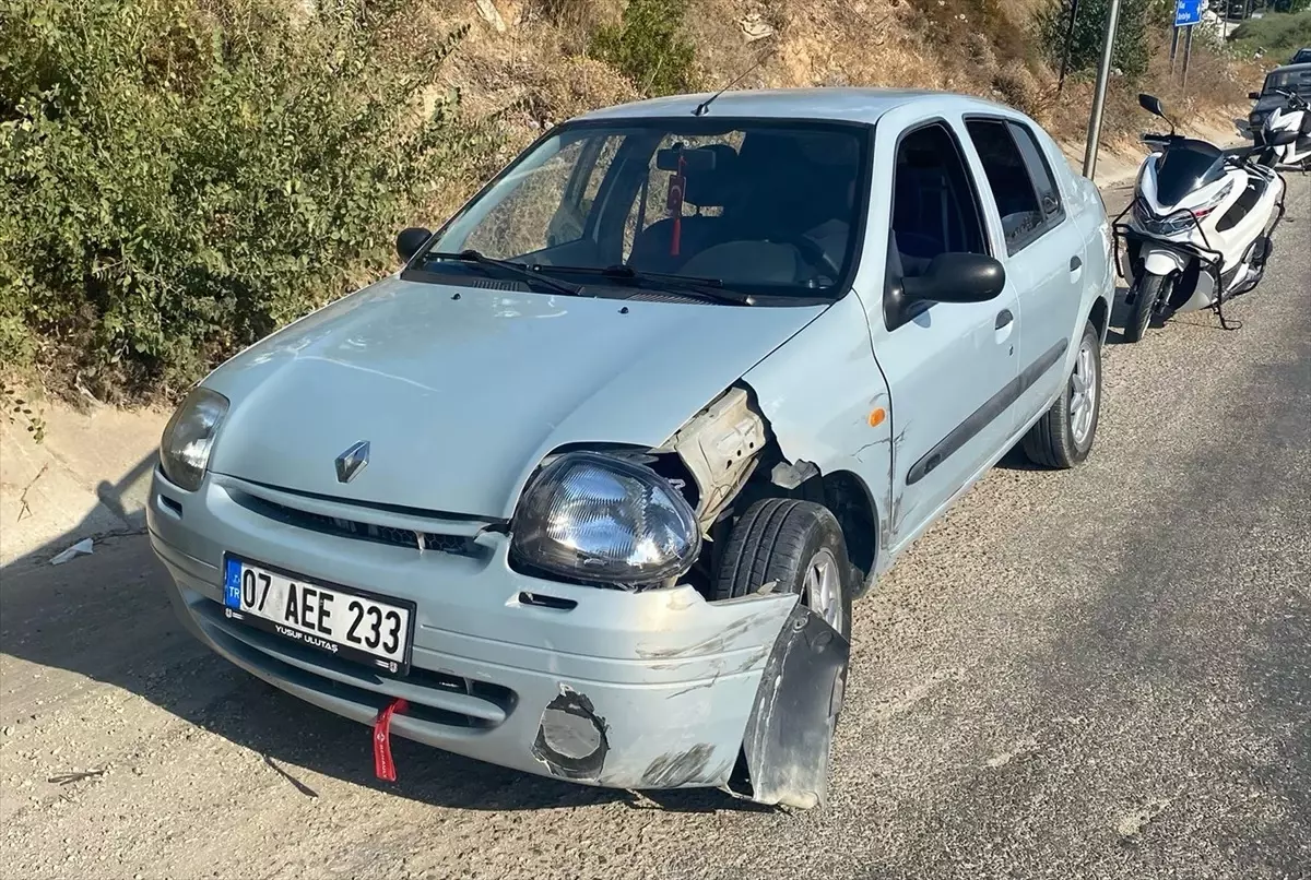 Antalya'da Otomobil ile Motosiklet Çarpıştı: Bir Yaralı