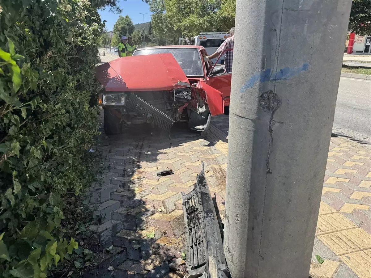 Kastamonu'da Otomobilin Beton Direğe Çarpması Sonucu Sürücü Yaralandı