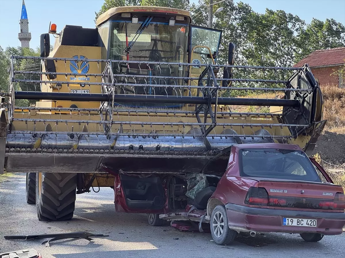 Kastamonu'da Biçerdöver ile Çarpışan Otomobilin Sürücüsü Hayatını Kaybetti