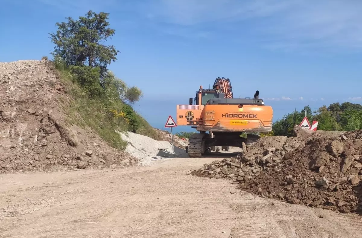 Kastamonu'da Heyelan Nedeniyle Kara Yolu Ulaşıma Kapandı