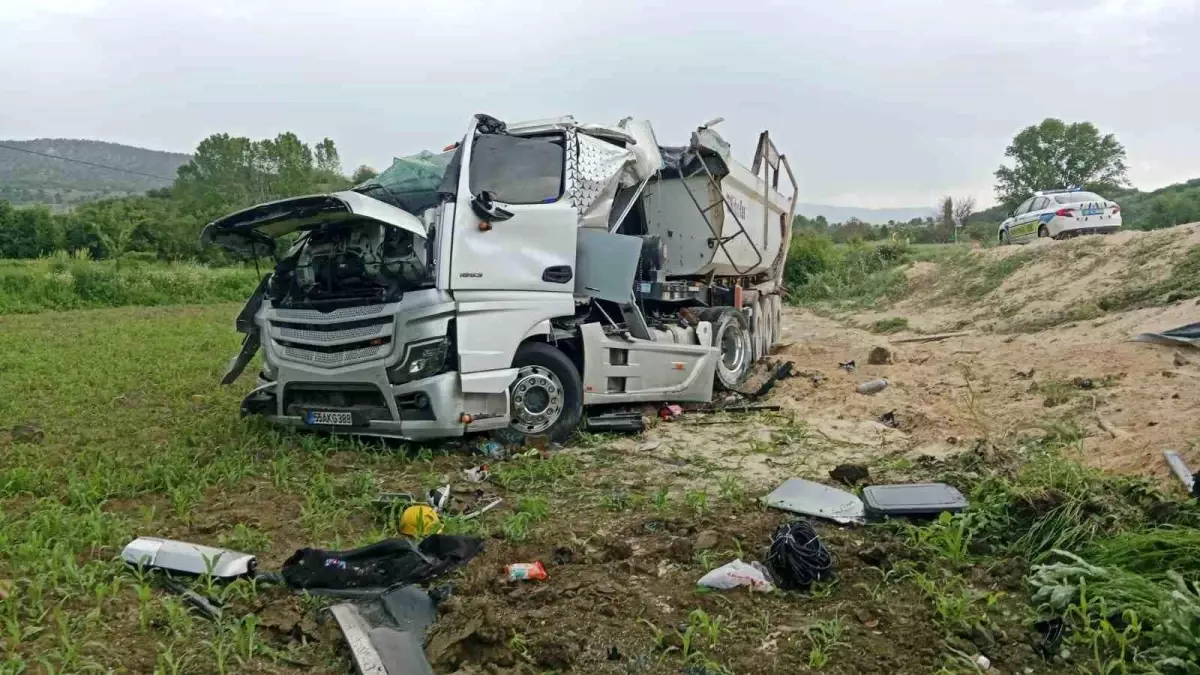 Kastamonu'da Hafriyat Yüklü Kamyon Şarampole Devrildi: Sürücü Yaralandı