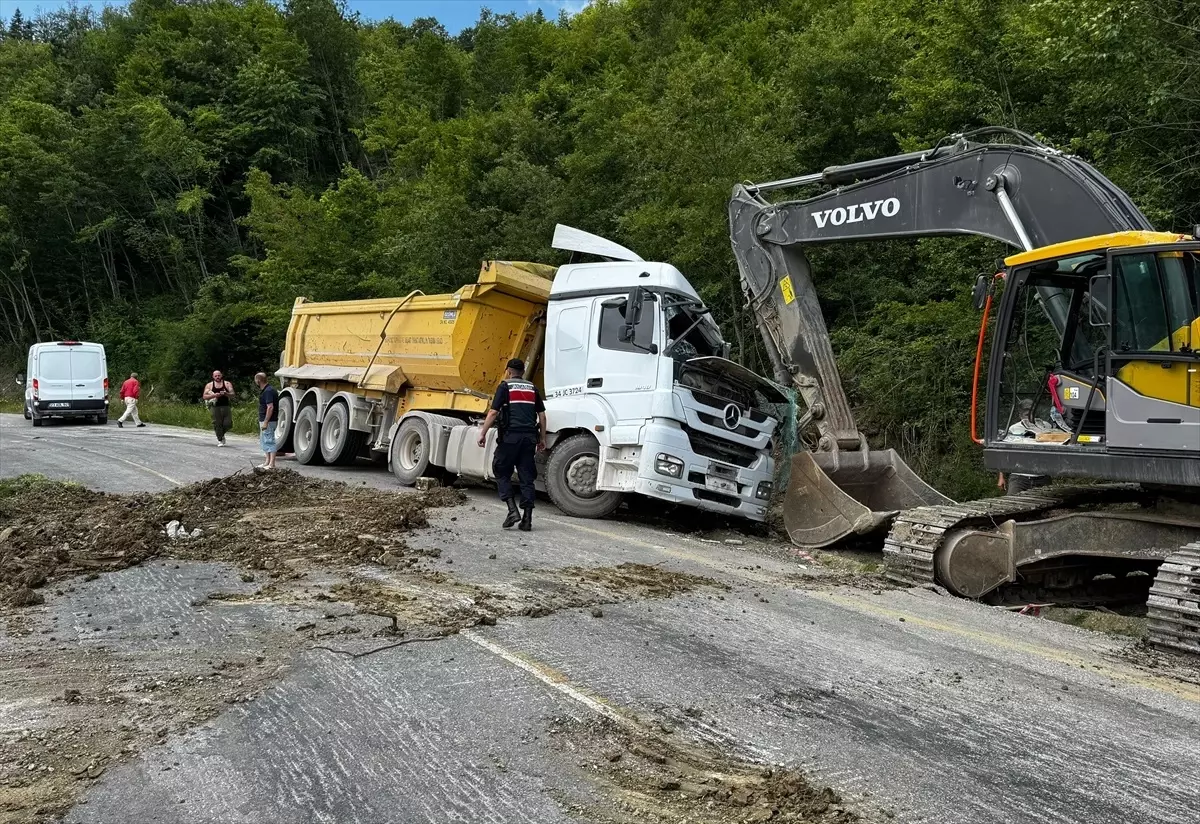 Kastamonu'da Hafriyat Kamyonu Devrildi: Sürücü Hayatını Kaybetti