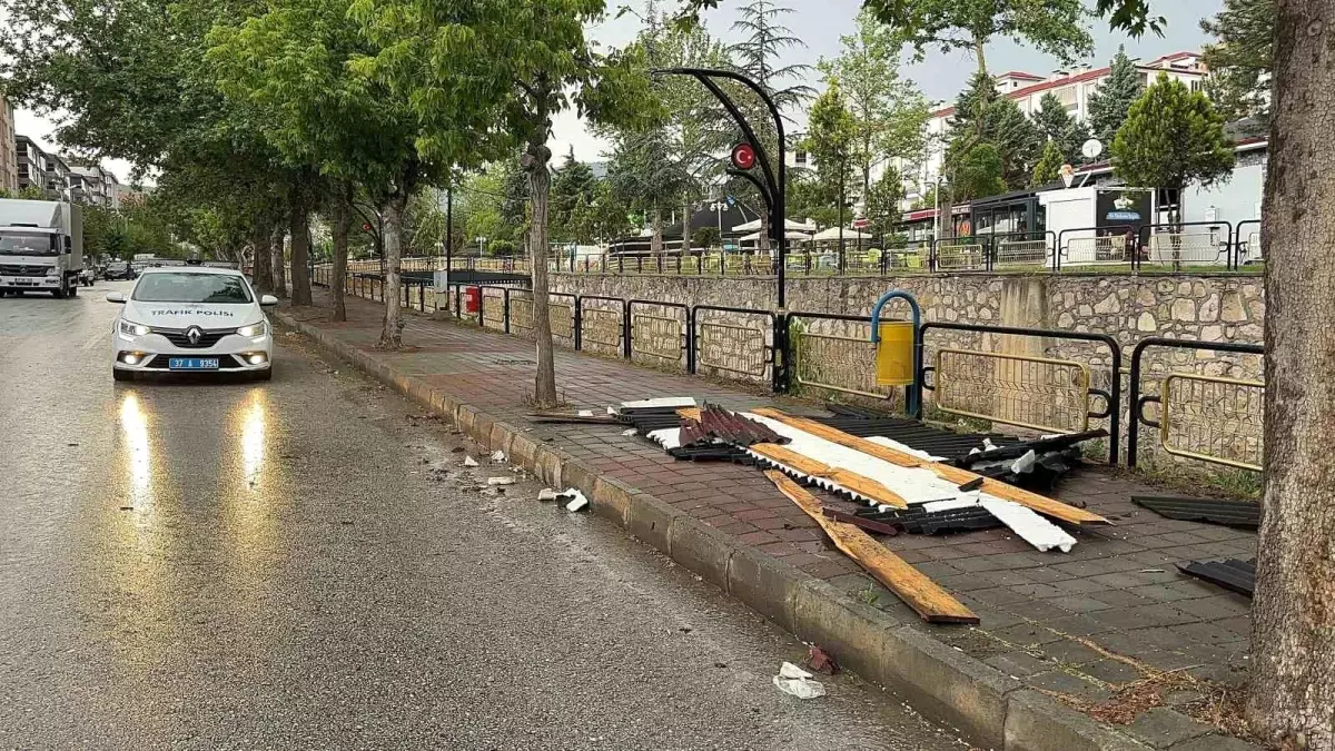 Kastamonu'da Fırtına Elektrik Tellerini Kopardı ve Çatı Uçtu