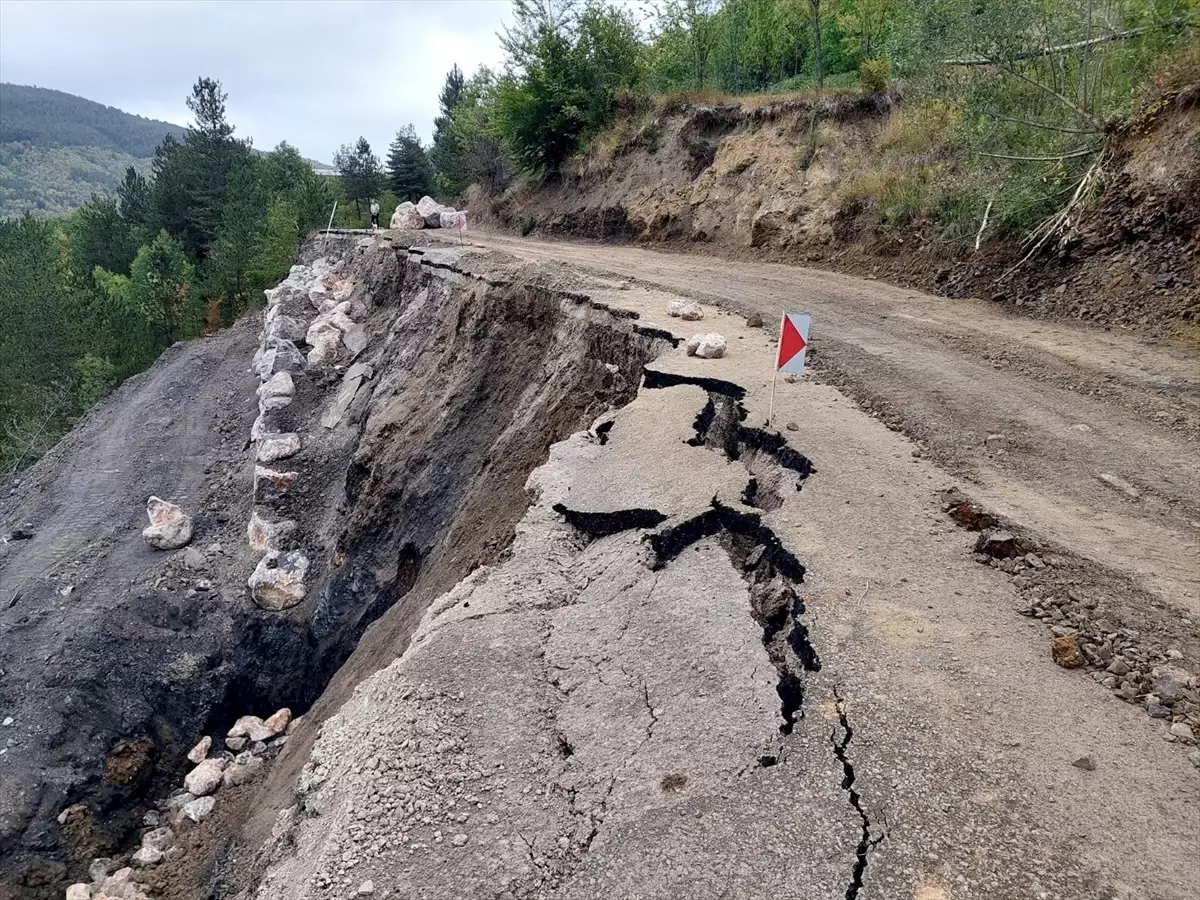 Bozkurt'ta Heyelan Nedeniyle Kapanan Yol İçin Çalışmalar Başlatıldı