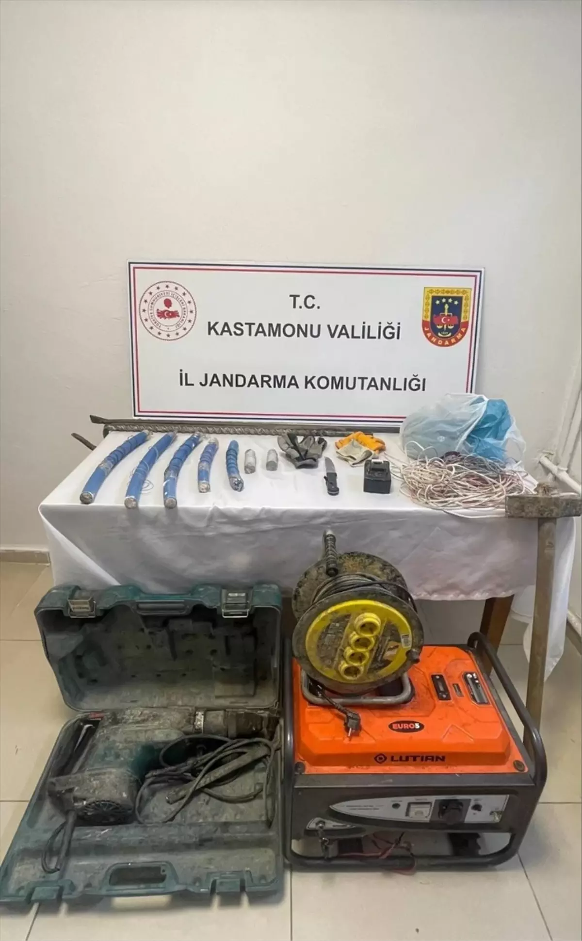 Kastamonu'da Kaçak Kazı Yapan İki Kişi Tutuklandı