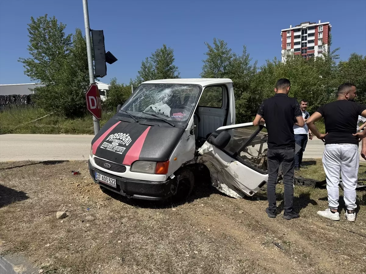Kastamonu'da Otomobil ve Kamyonet Çarpıştı: 3 Yaralı