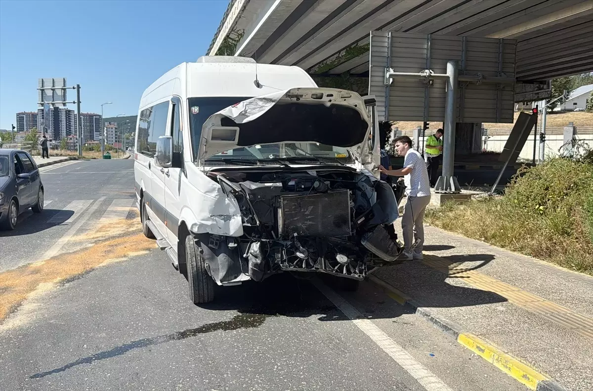 Kastamonu&apos;da Yolcu Minibüsü ve Hafif Ticari Araç Çarpıştı: 10 Yaralı