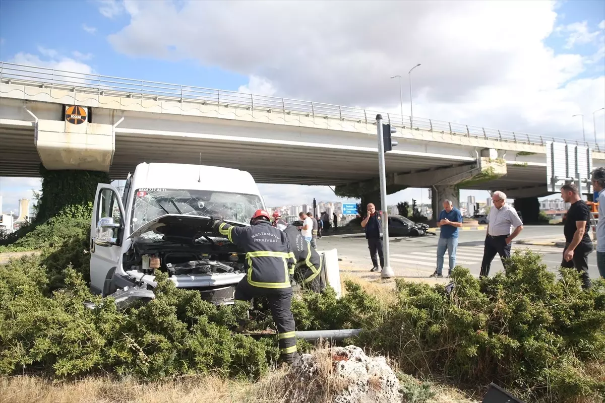 Kastamonu'da Minibüs ve Otomobil Çarpıştı: 4 Yaralı