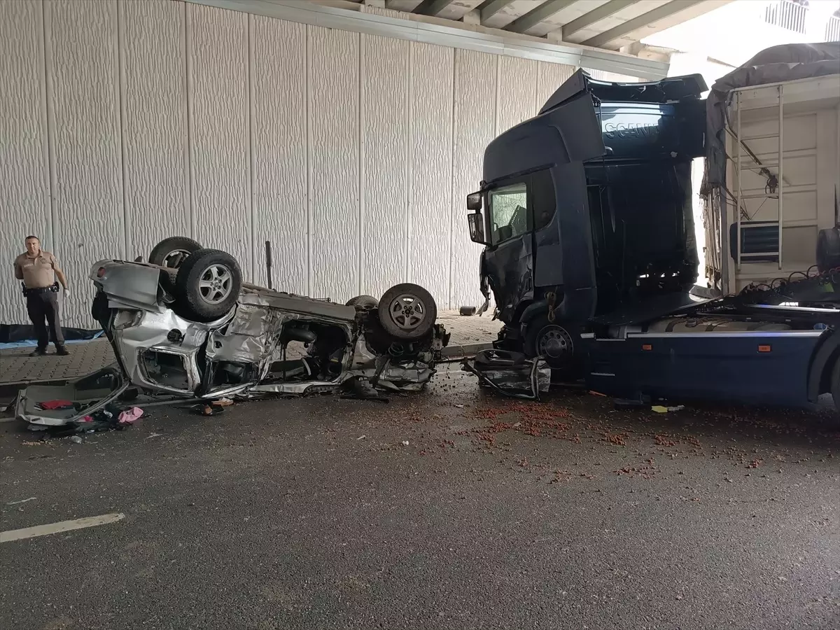 Tosya'da Tır ve Otomobil Çarpıştı: 3 Ölü, 5 Yaralı