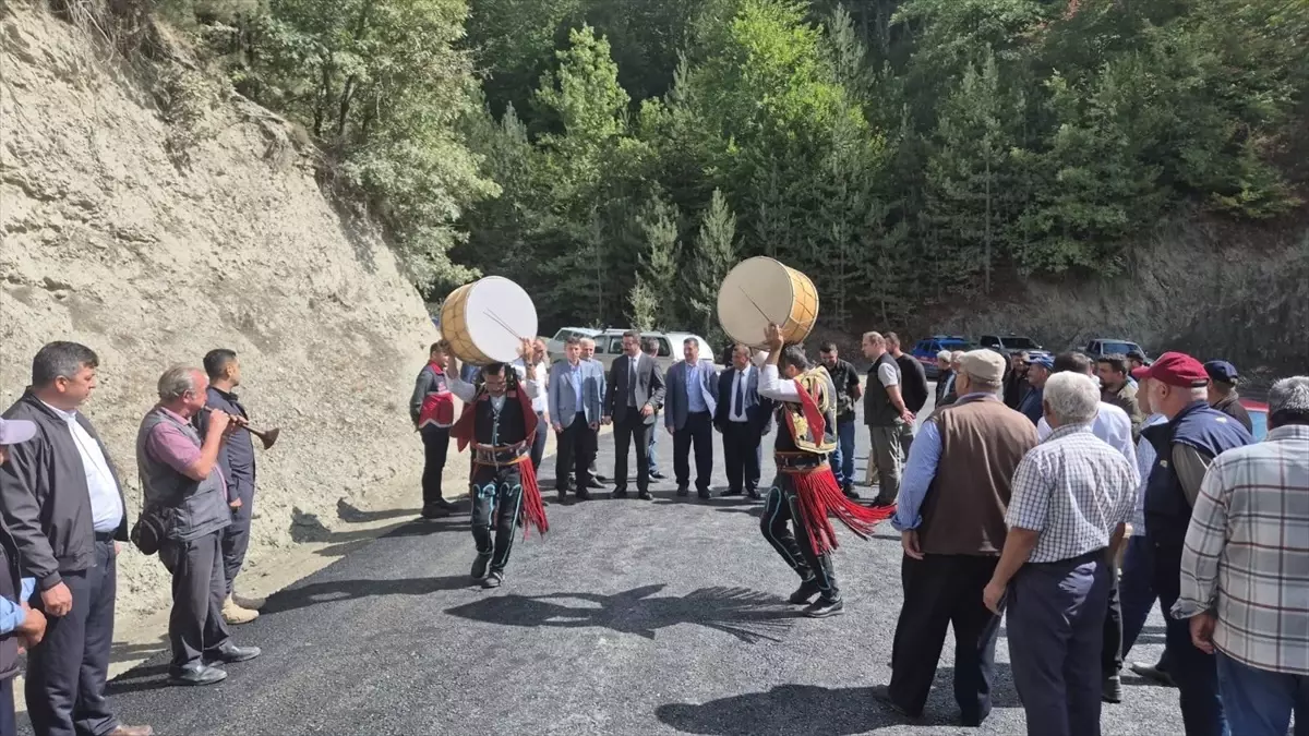 Köyde Asfalt Yolu Kutladı: Davul Zurna ile Eğlence