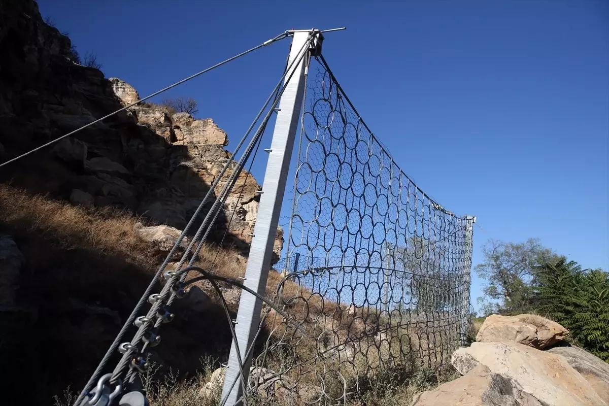 Kastamonu Kalesi Çevresindeki Kayalar Çelik Tel İle Güvence Altına Alındı