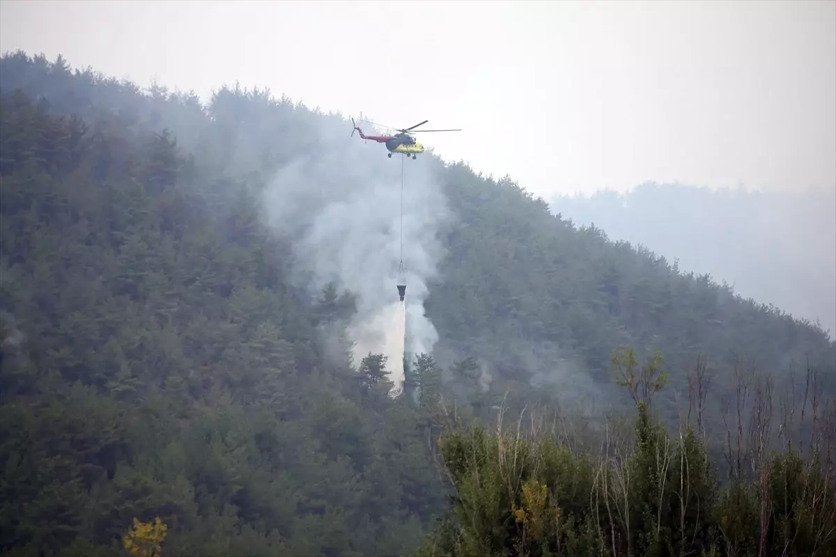 Kastamonu-Karabük Sınırındaki Orman Yangınlarıyla Mücadele Devam Ediyor