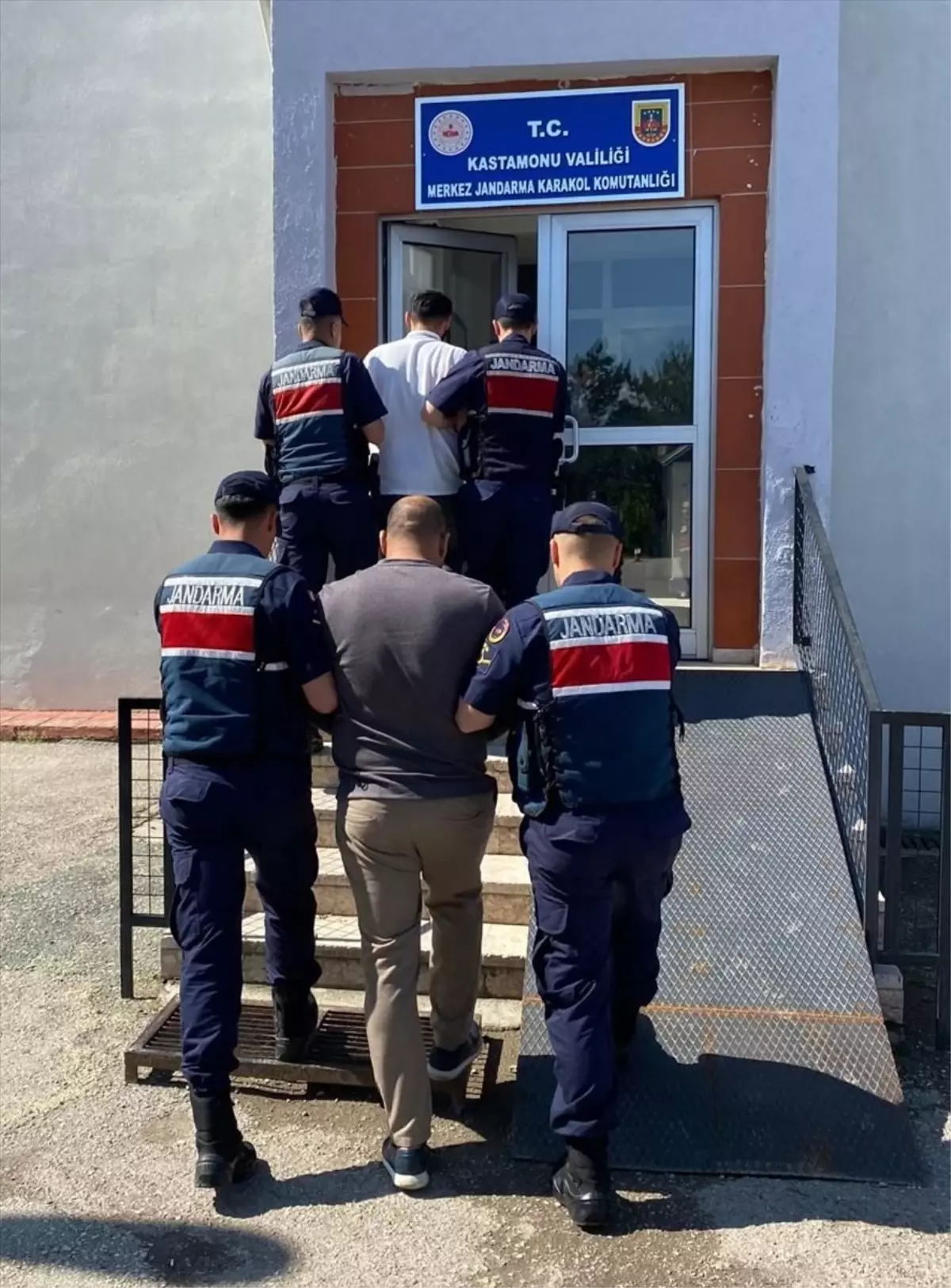Kastamonu ve Ankara'da Dolandırıcılık Operasyonu: 10 Gözaltı, 5 Tutuklama