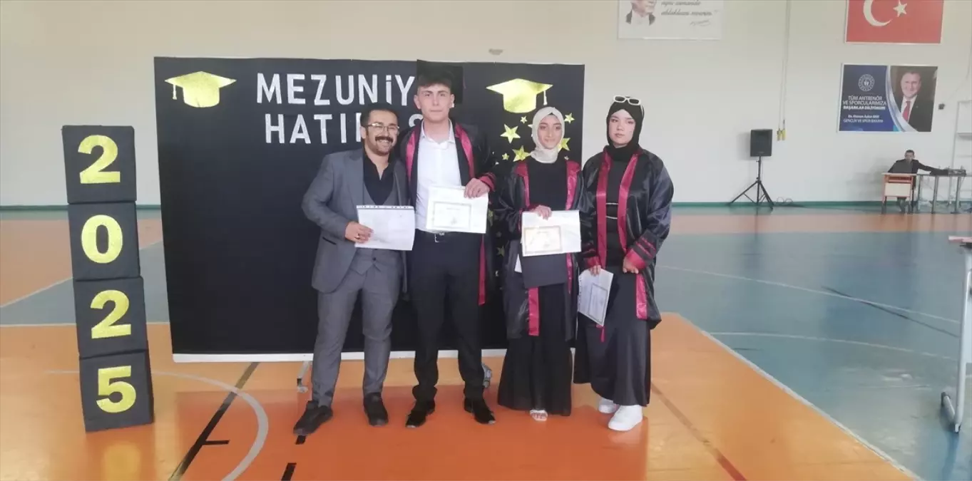 Kastamonu'da Karneler Dağıtıldı, Öğrenciler Yaz Tatiline Çıktı