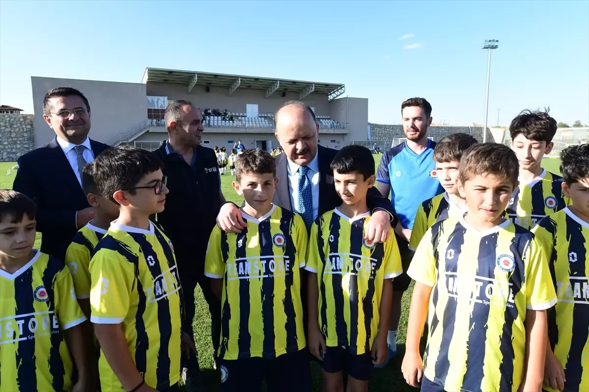 Kastamonu Valisi Dallı, Yaz Futbol Okulu'nu Ziyaret Etti