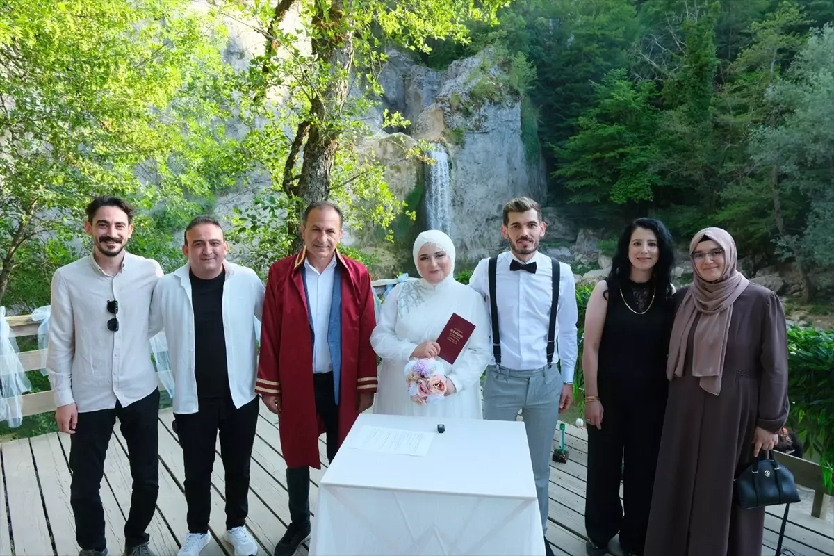 Kastamonulu Çiftin Nikahı Ilıca Şelalesi'nde Kıyıldı