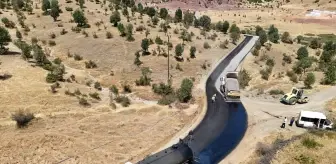 Kavurucu sıcakta köy yollarını asfaltlıyorlar