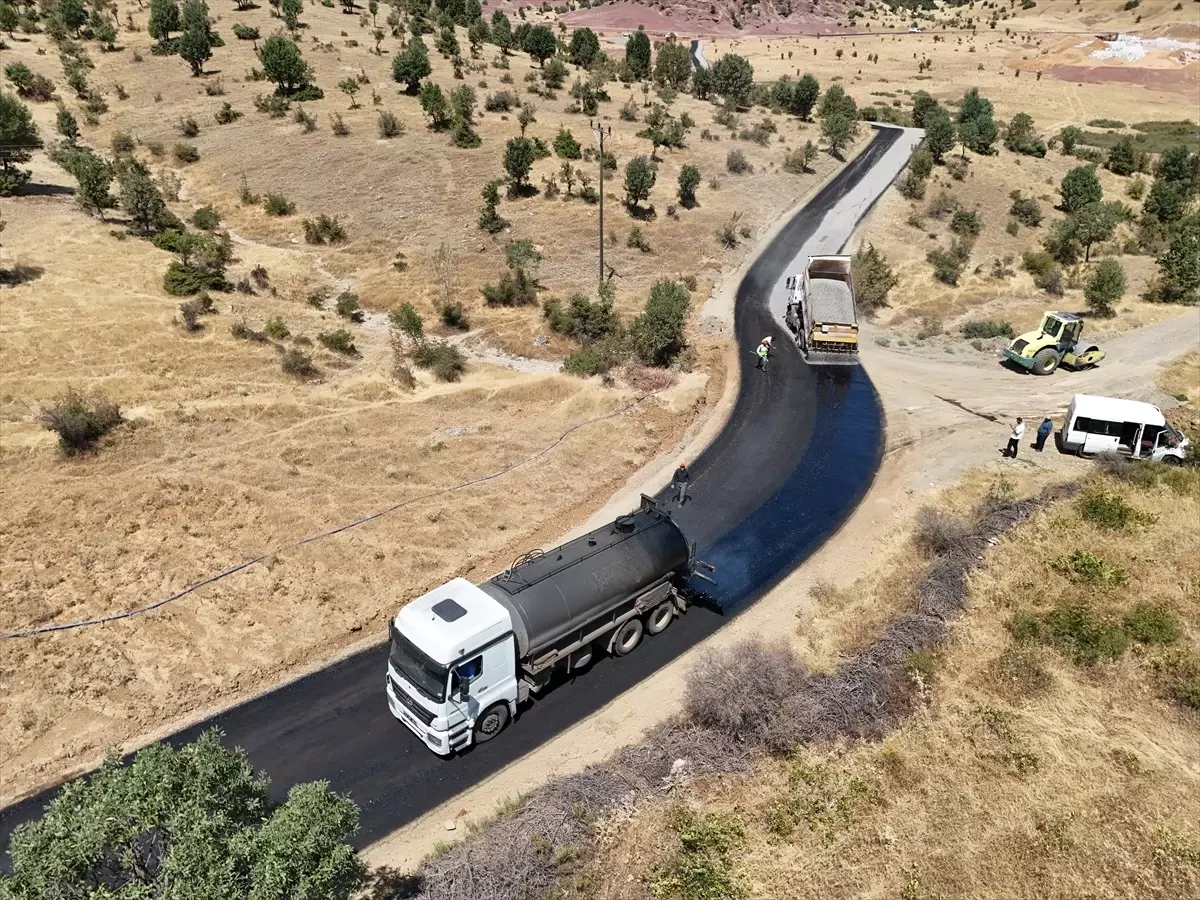 Kavurucu sıcakta köy yollarını asfaltlıyorlar