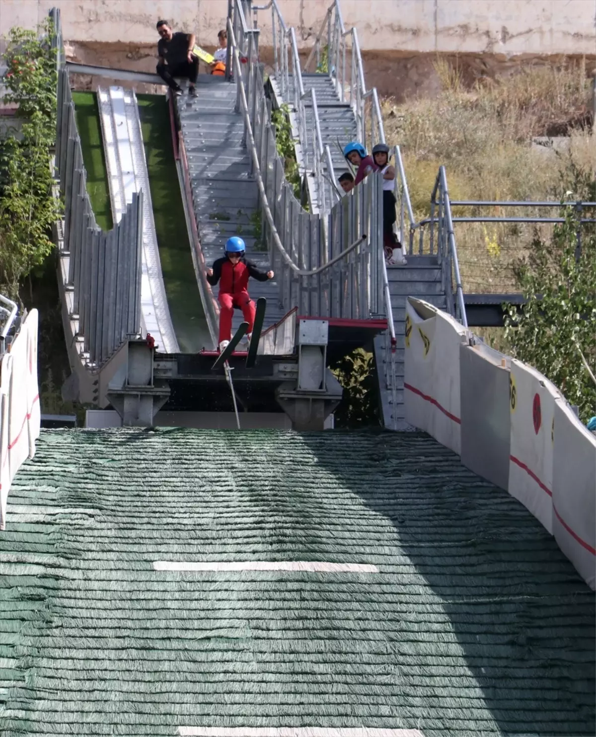 Erzurum'da Genç Kayakla Atlama Sporcuları Yetişiyor