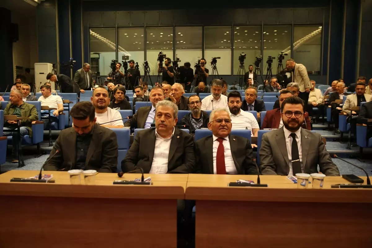 Kayseri Büyükşehir Belediye Başkanı Büyükkılıç, ulaşım yatırımlarını anlattı