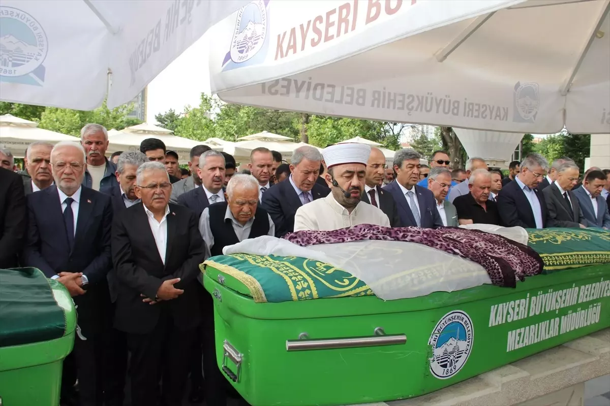 Kayseri Büyükşehir Belediye Başkanı Büyükkılıç'ın Yengesi Toprağa Verildi