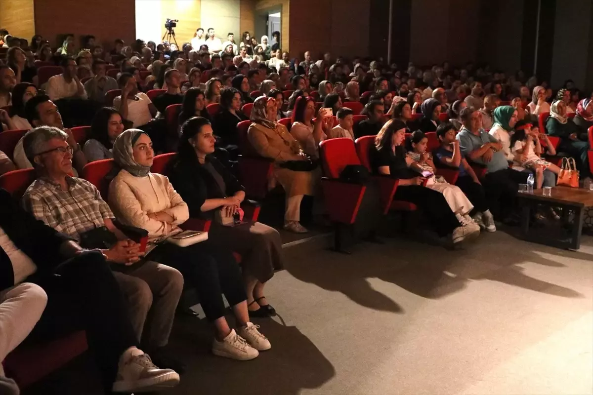 Melikgazi Belediyesi'nden '12 Jüri' Tiyatro Gösterimi