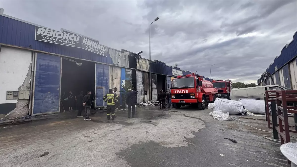 Kayseri'de İş Yerinde Yangın, 3 İş Yeri Etkilenerek Söndürüldü