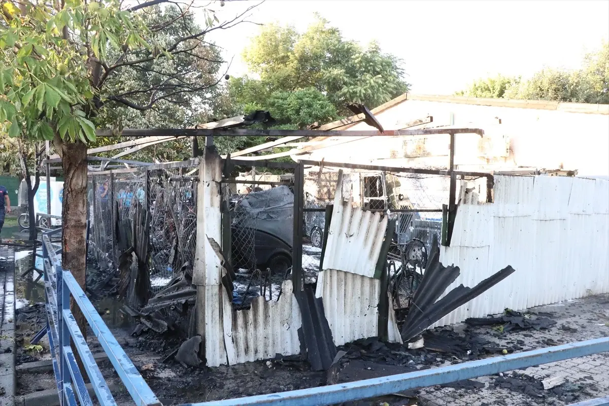 Kayseri'de Kocasinan Belediyesi'ne Ait Temizlik Araçları Yangında Yanarak Kullanılamaz Hale Geldi