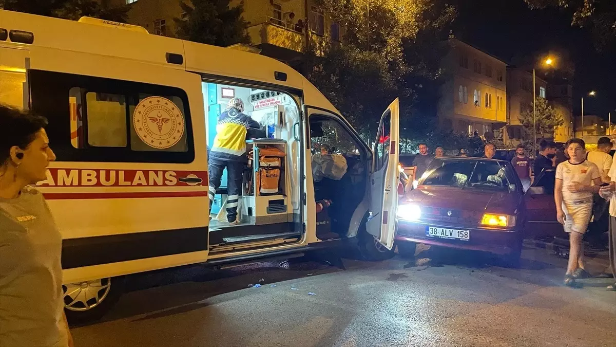 Kayseri'de Hasta Taşıyan Ambulans ile Otomobil Çarpıştı: 2 Yaralı