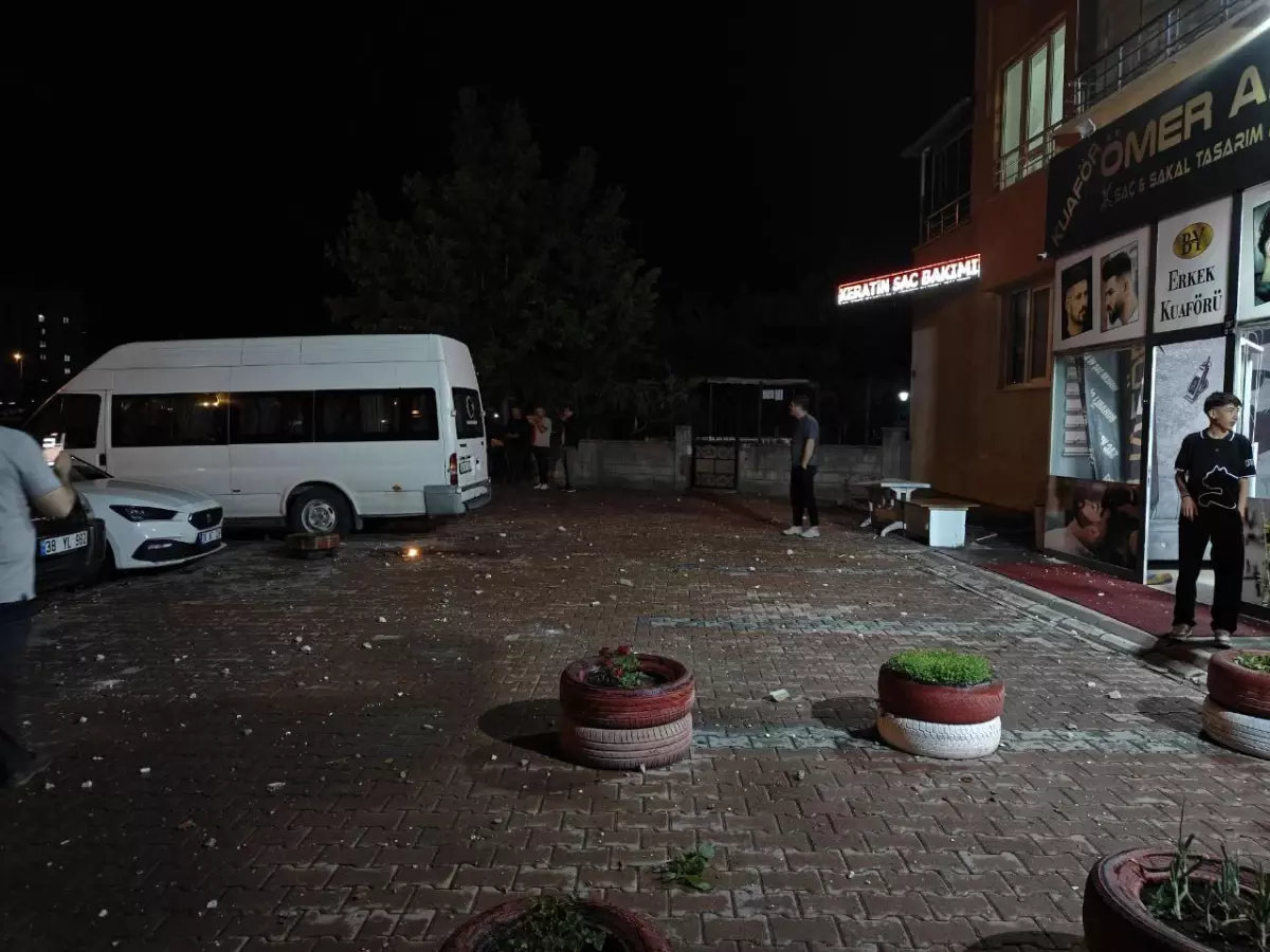 Kayseri'de Yıldırım Düşmesi, Park Halindeki Araçlara Zarar Verdi