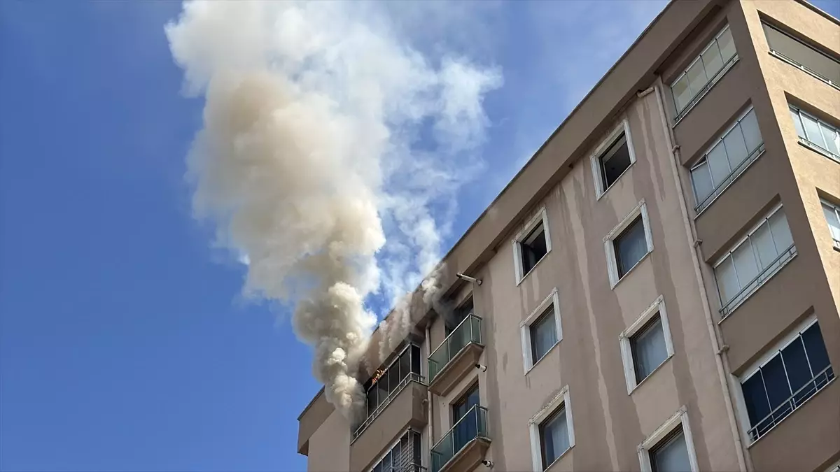Kayseri'de Apartman Çatısında Yangın