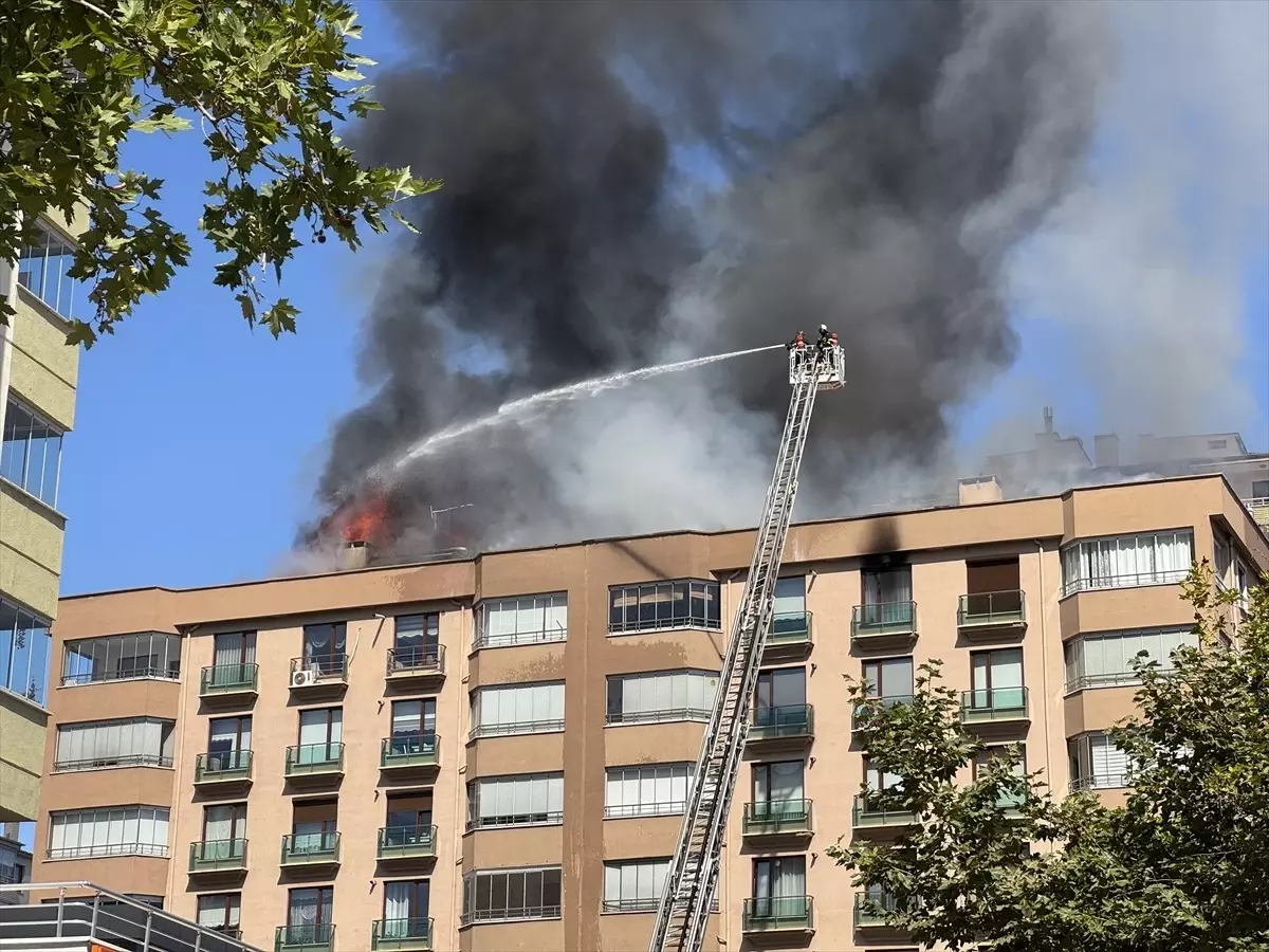 Kayseri'de Apartman Çatısında Yangın Çıktı