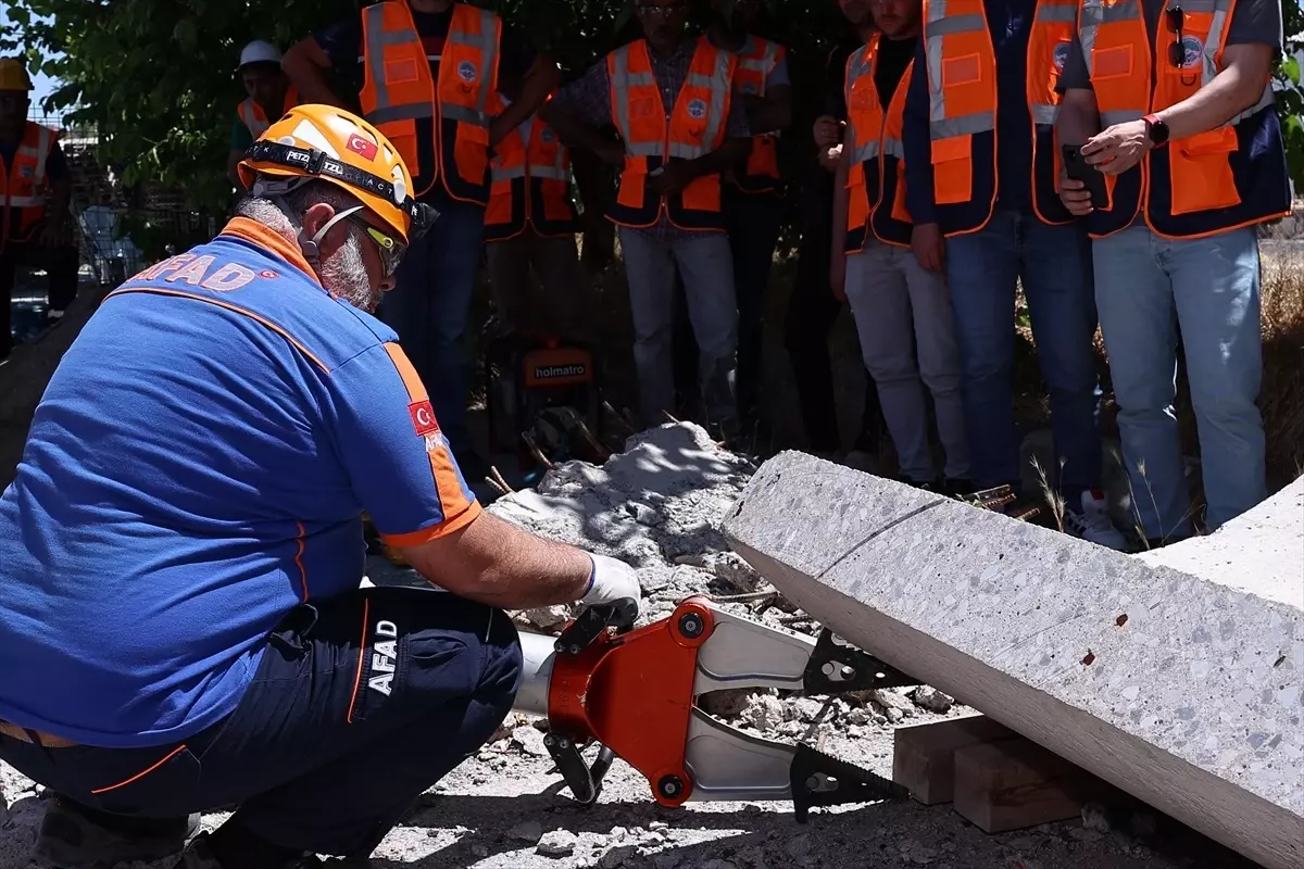 Kayseri'de Deprem Ekiplerine Uygulamalı Eğitim Veriliyor