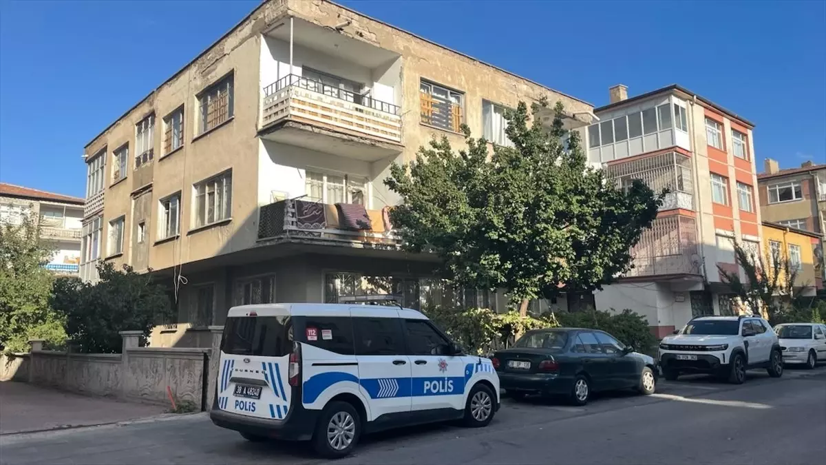 Kayseri'de Balkondan Düşen 2 Yaşındaki Çocuk Hastaneye Kaldırıldı