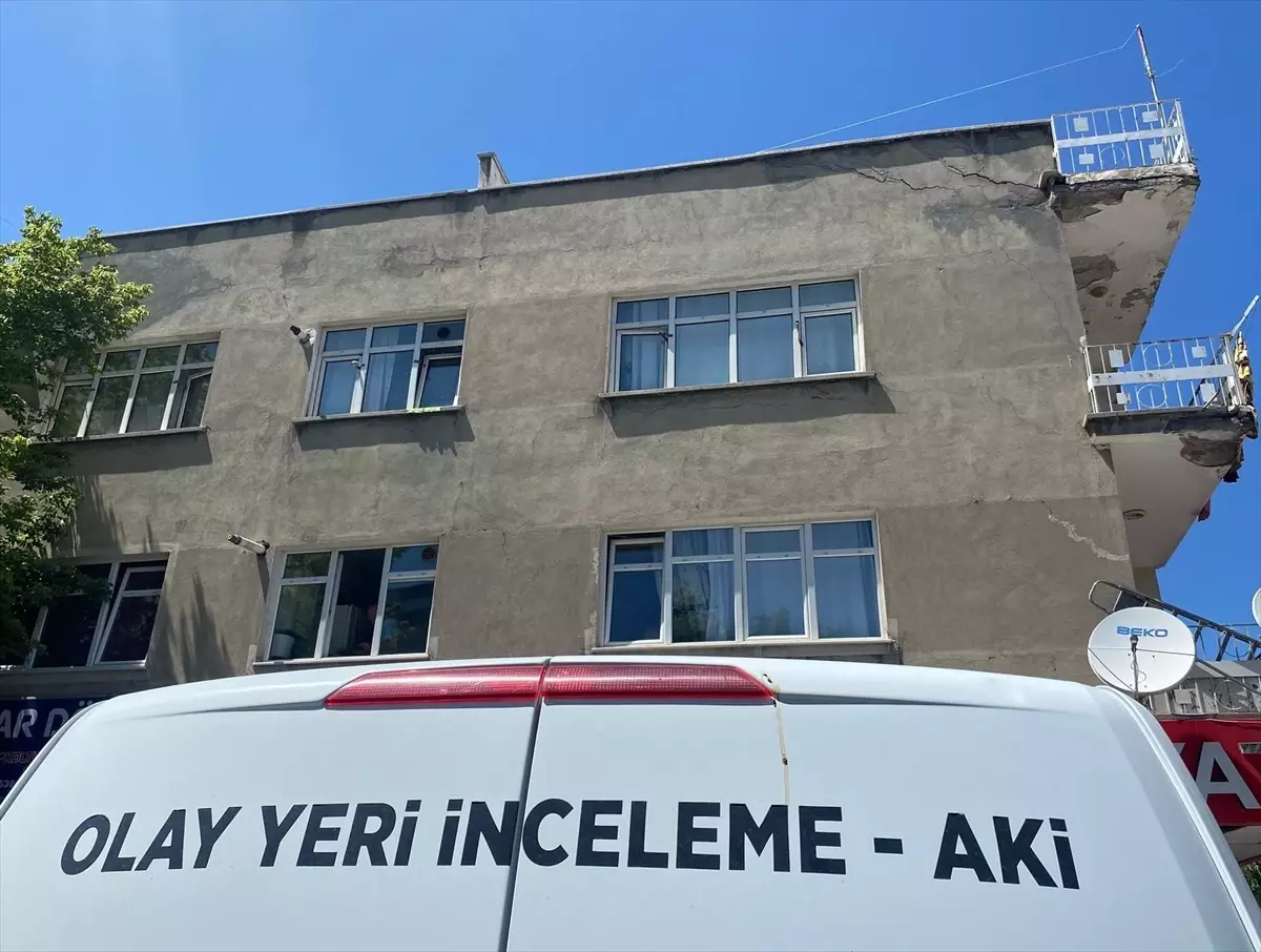 6 Yaşındaki Çocuk Pencereden Düştü, Ağır Yaralandı