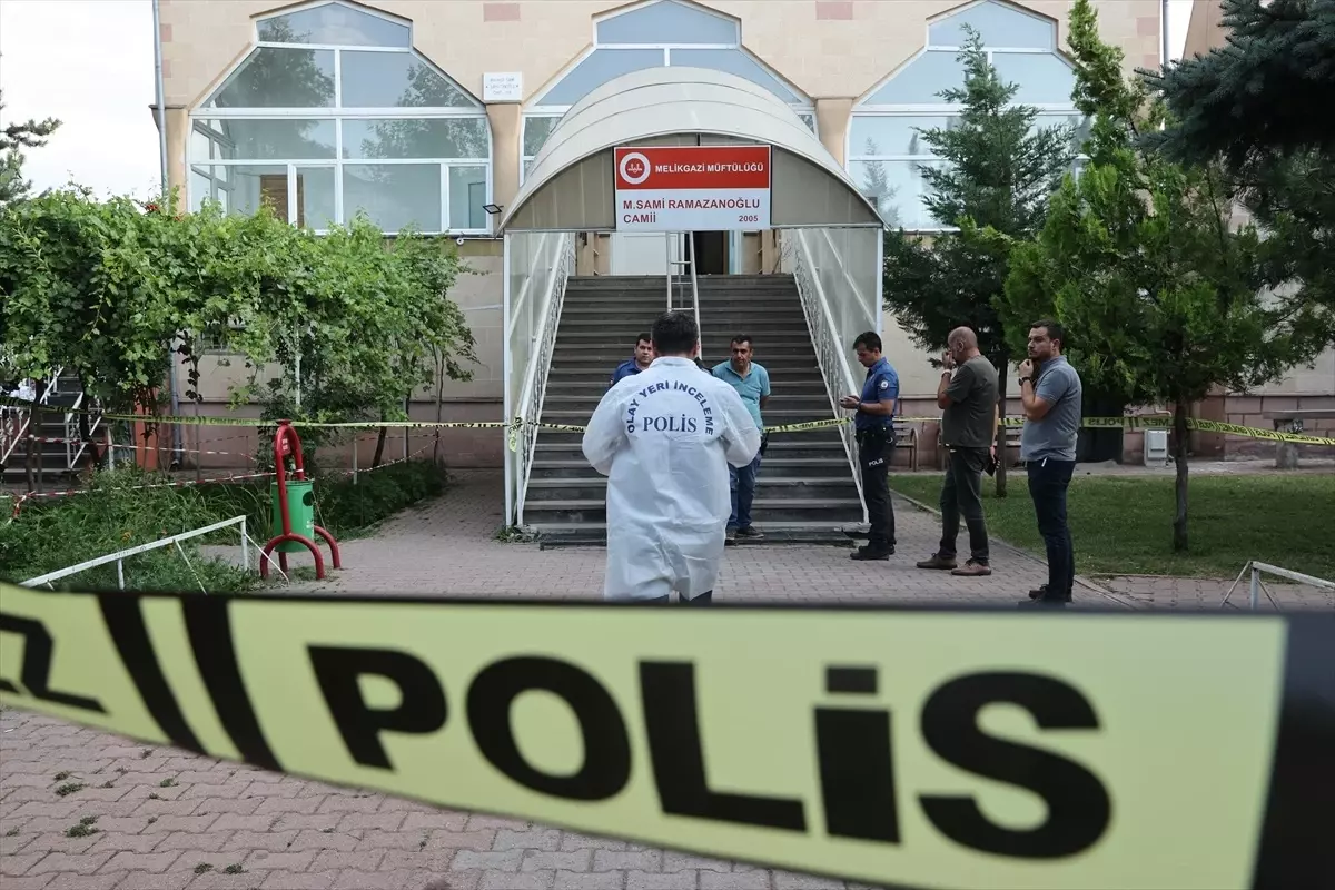 Park Yeri Tartışması İki Kişiyi Cami Değiştirdi: Bir Kişi Bıçakla Öldürüldü