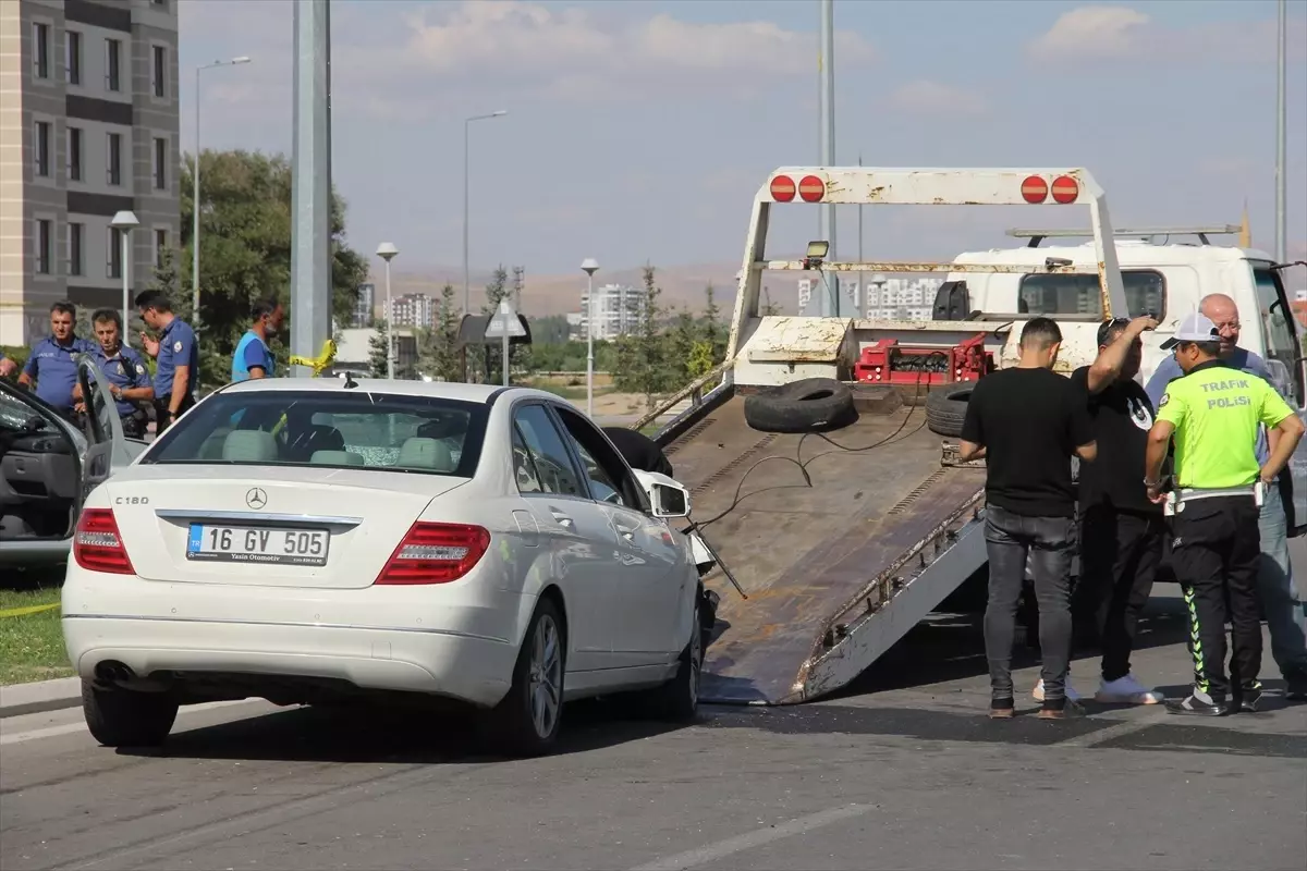 Kayseri'de Trafik Kazası: 2 Ölü, 3 Yaralı