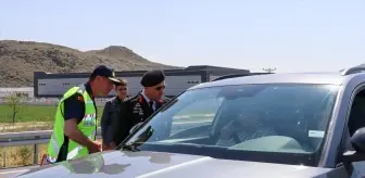 Kayseri'de Jandarma'dan Kurban Bayramı Üzerine Sürücülere Çikolata İkramı