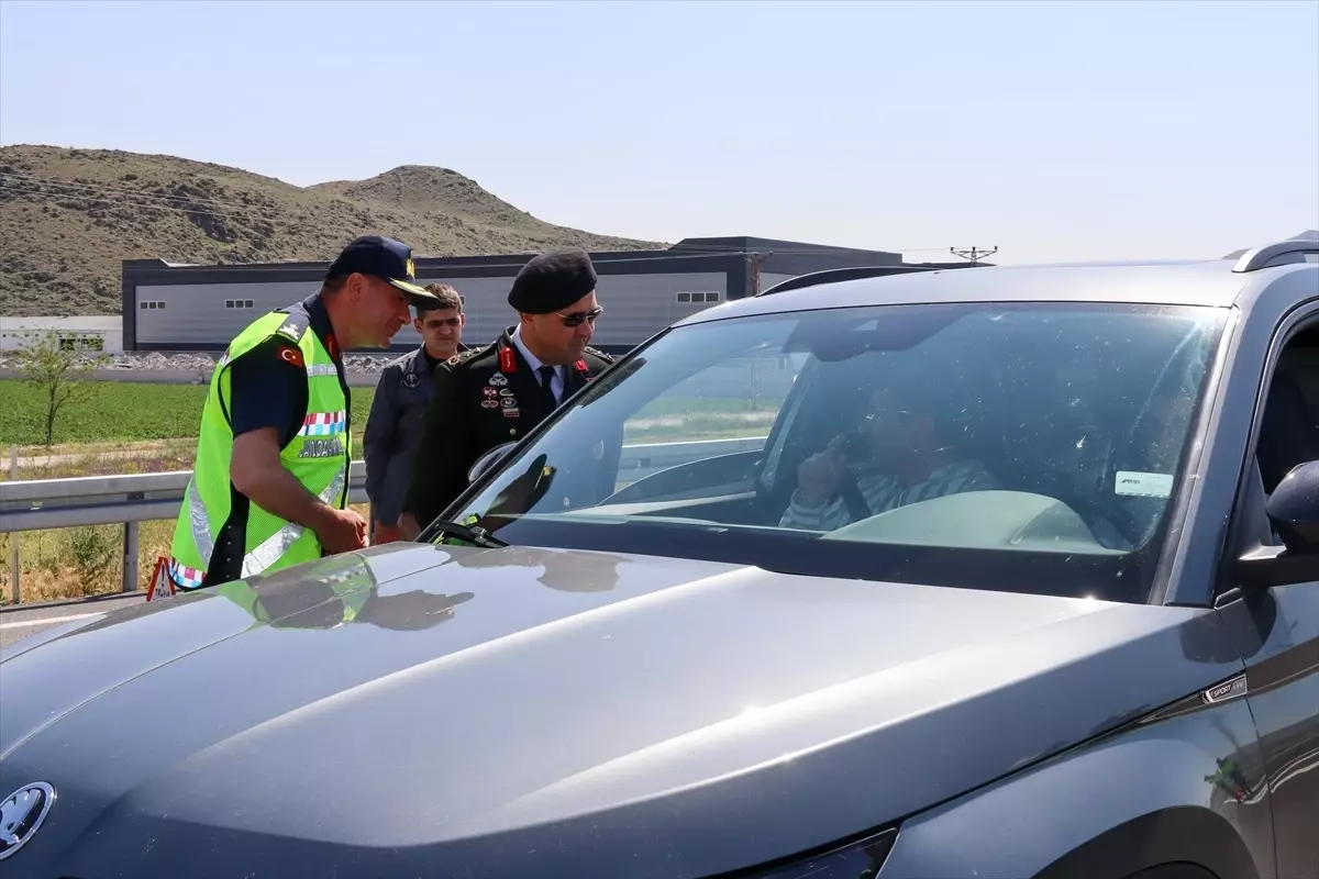 Kayseri'de Jandarma'dan Kurban Bayramı Üzerine Sürücülere Çikolata İkramı