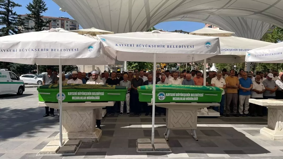 Kayseri'de Karbonmonoksit Gazından Zehirlenen Çiftin Cenazesi Düzenlendi