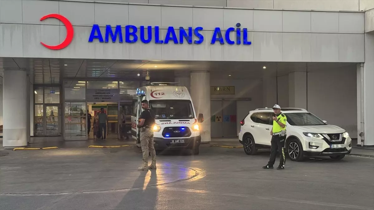 Kayseri'de Kamyon ile Otomobil Çarpıştı: 2 Polis Yaralandı