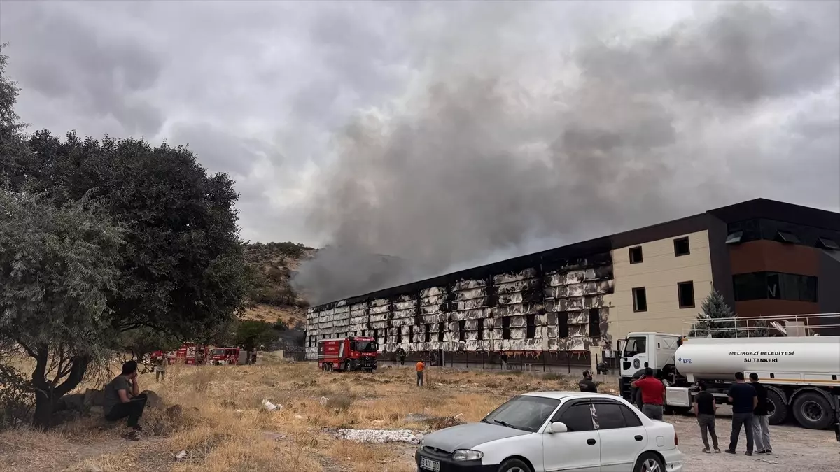 Kayseri'deki Mobilya Fabrikasında Yangın Çıktı
